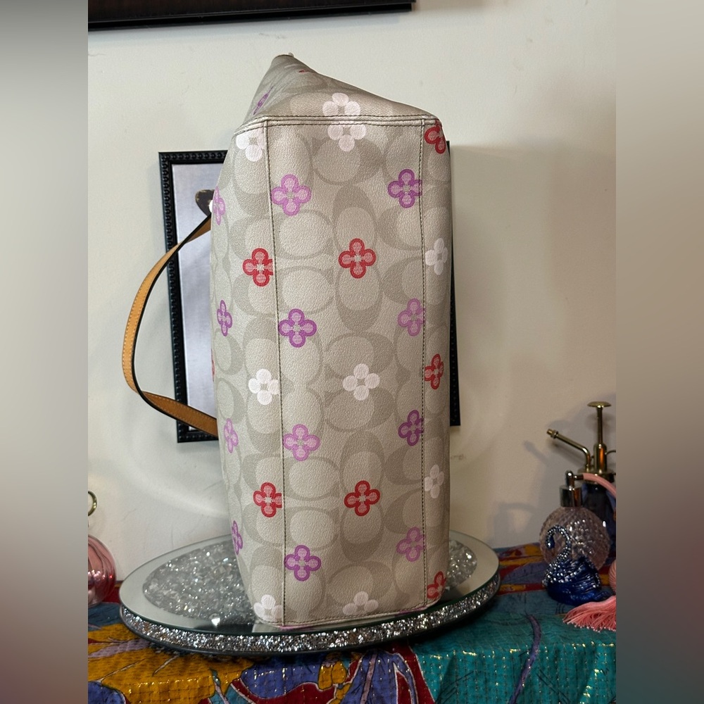 EUC Coach Peyton Signature Clover Tote bag. - Picture 7 of 8